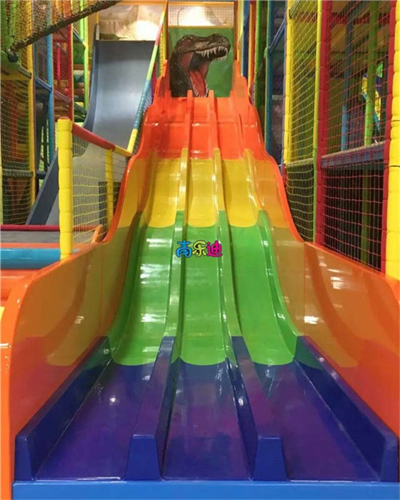 为了确保孩子们的游玩安全，魔鬼滑梯的两边均设有高高的防护栏