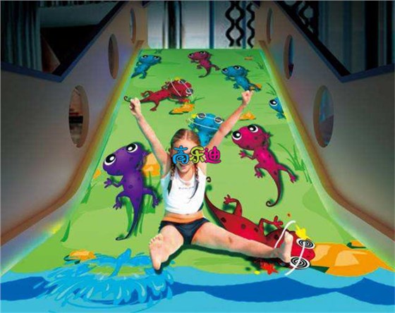 互动投影滑梯之蜥蜴快跑。孩子身体所经之处，蜥蜴就会跟着滑入水中。
