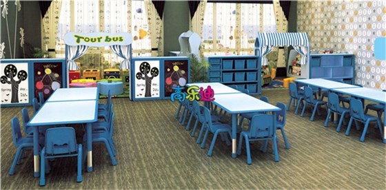 幼儿园桌椅与其他幼儿园家具是同色系的，极具美感
