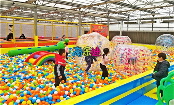 五彩斑斓的海洋球搭配上各种软体玩具带给孩子们无穷的快乐。