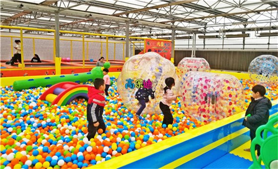 绚烂的海洋球搭配上软体玩具带给孩子们丰富的游乐体验
