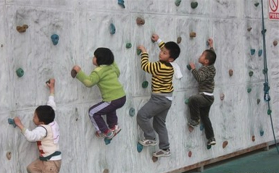 儿童攀岩，攀攀爬爬，成功登顶，获得大满足和成就感。