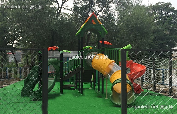 幼儿园里有滑梯，还有我喜欢的小女孩