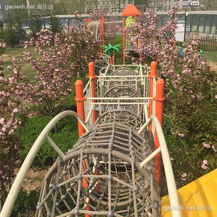 这个幼儿园设施建得太会选址了，花间穿过，春夏秋冬景不同啊