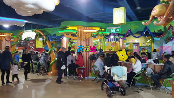 室内游乐场除了游玩的孩子外，还有跟随者看护的家长们。