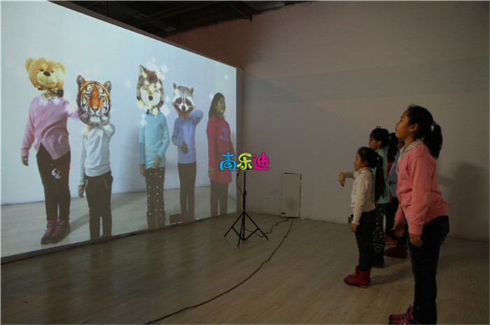 互动投影之百变动物秀，孩子们只要站在荧幕前就可以换上各种动物的头像。办起《西游记》中的妖怪也是so easy 