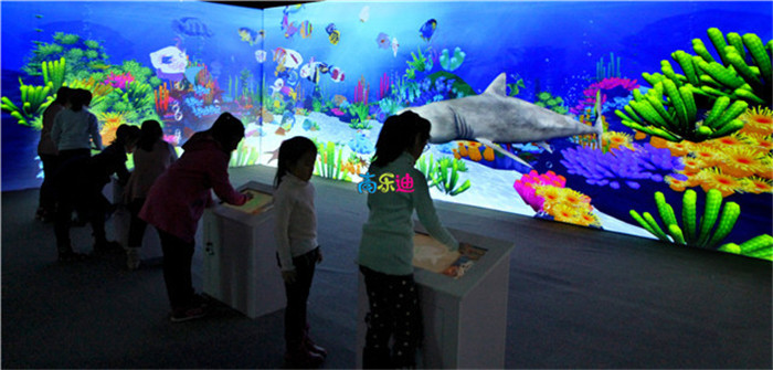 互动投影之魔法海洋，孩子们可以根据想象力画出各种各样的鱼儿，经过扫描，这些鱼儿就会被赋予生命力。