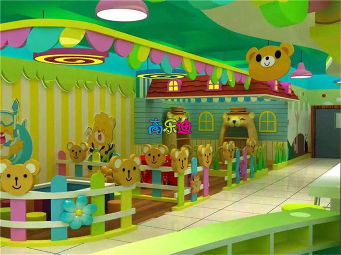 干净卫生的室内儿童游乐场能给家长留下很好的印象