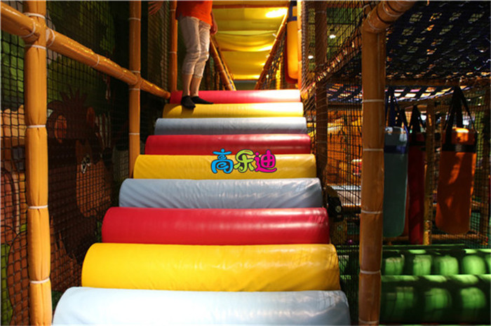 由PVC软包制成的彩虹天梯巧妙地替代了楼梯，极具趣味性和挑战性。