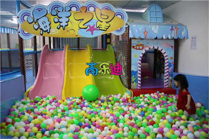 海洋球和滑梯可以说是室内儿童游乐场中的标配