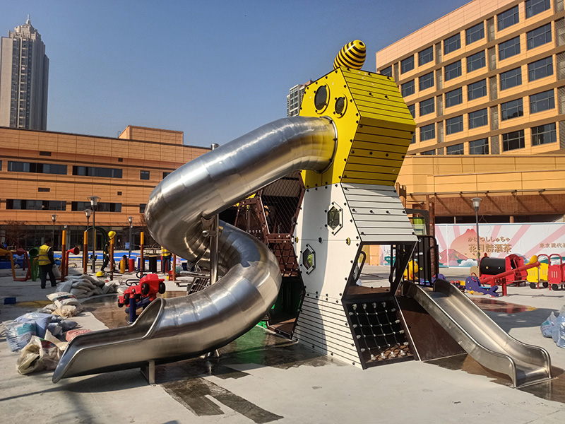 不锈钢滑梯——苏州工业园区兆佳巷邻里中心儿童娱乐休闲区